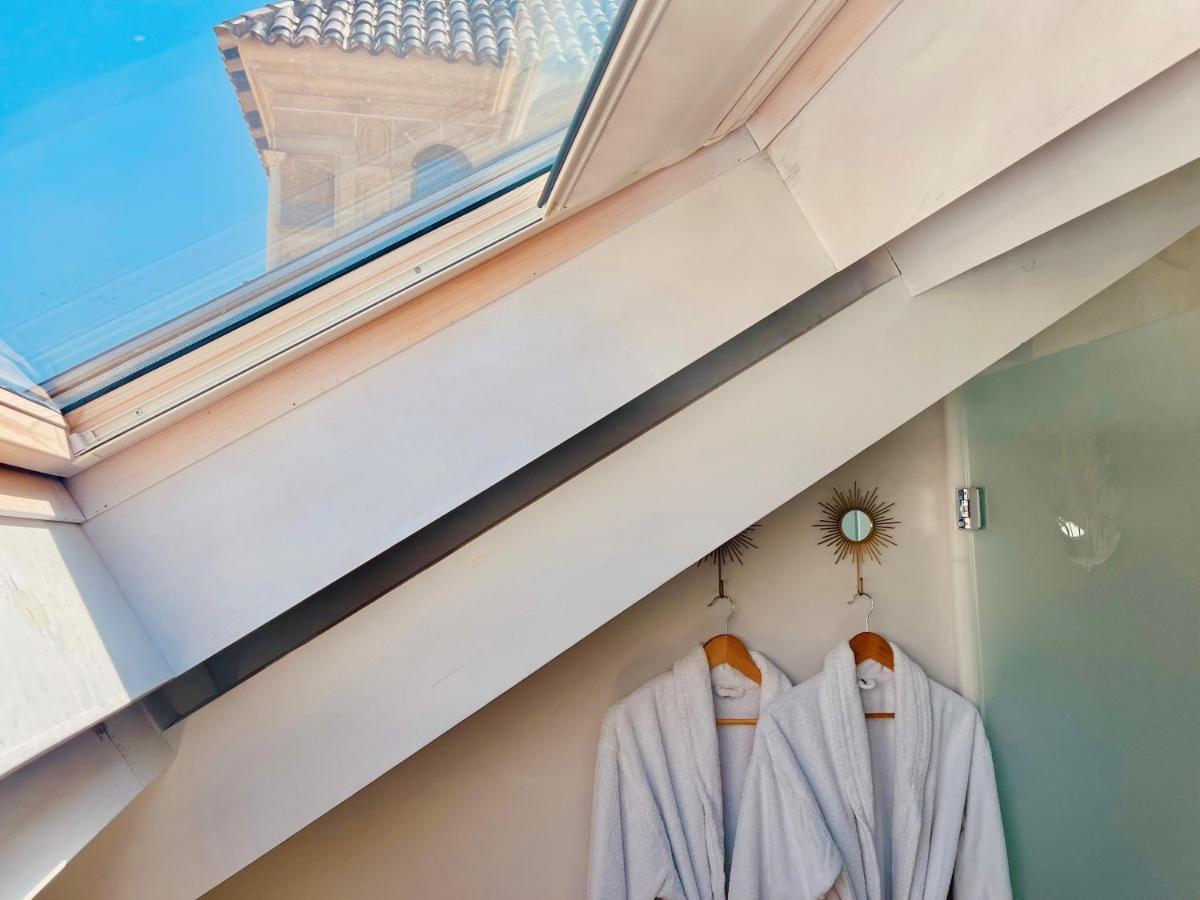 Hotel Palacio De Ubeda 5 G.L Eksteriør billede A skylight in a bathroom